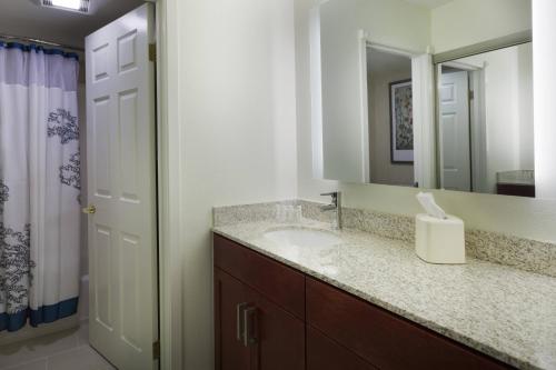 W łazience znajduje się umywalka i lustro. w obiekcie Residence Inn by Marriott San Antonio Downtown Market Square w mieście San Antonio