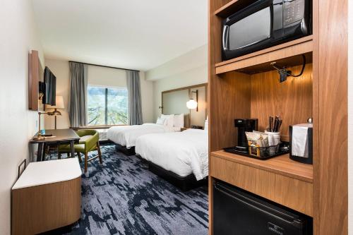 Habitación de hotel con 2 camas y TV en Fairfield Inn & Suites by Marriott Crestview en Crestview
