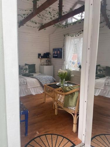 um quarto com uma mesa e um quarto com duas camas em Villa Angelica em Ljungskile