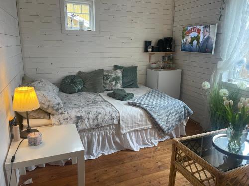 sypialnia z łóżkiem w rogu pokoju w obiekcie Villa Angelica w mieście Ljungskile