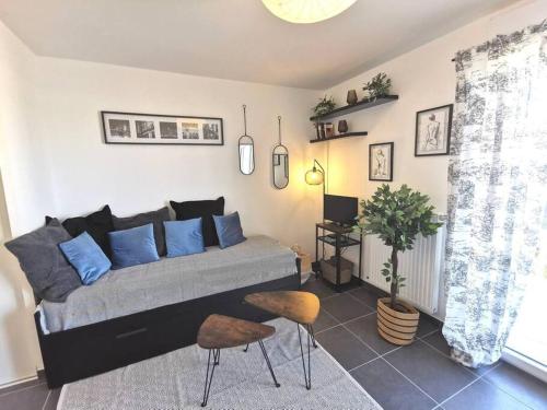 - une chambre avec un lit et deux tabourets dans l'établissement Le barbara, à Nantes