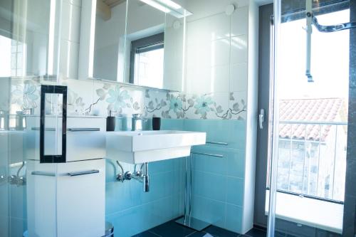 La salle de bains est pourvue d'un lavabo et d'un miroir. dans l'établissement Villa Lavanda in Kriz Sezana with private swimpool, à Sežana
