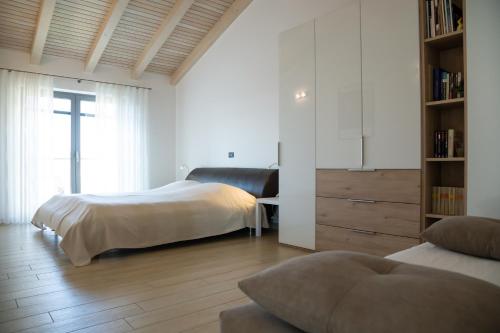 - une chambre avec 2 lits et un canapé dans l'établissement Villa Lavanda in Kriz Sezana with private swimpool, à Sežana