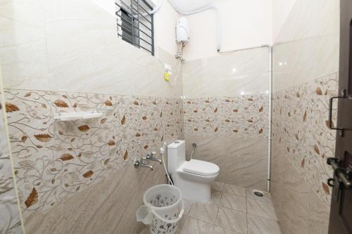y baño con aseo y ducha acristalada. en Sree Elite Home Stay, en Tirupati