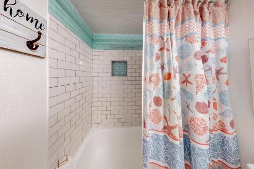 y baño con bañera y cortina de ducha. en Islander W 602, en Fort Walton Beach