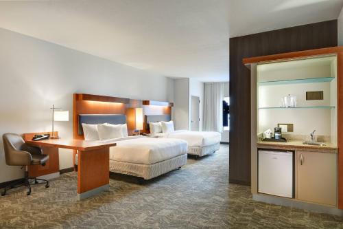 ボージャーシティにあるSpringHill Suites Shreveport-Bossier City/Louisiana Downsのベッド2台とデスクが備わるホテルルームです。