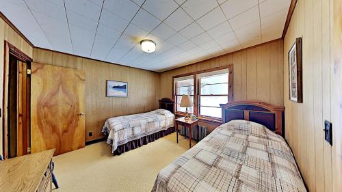 - une chambre avec 2 lits et une fenêtre dans l'établissement George's Lakeside Haven on Lac Courte Oreilles, à Stone Lake