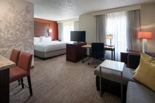 um quarto de hotel com uma cama e um sofá em Residence Inn Milpitas Silicon Valley em Milpitas