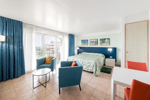 pokój hotelowy z łóżkiem, stołem i krzesłami w obiekcie Royal Islander Club Resort La Terrasse w mieście Lowlands