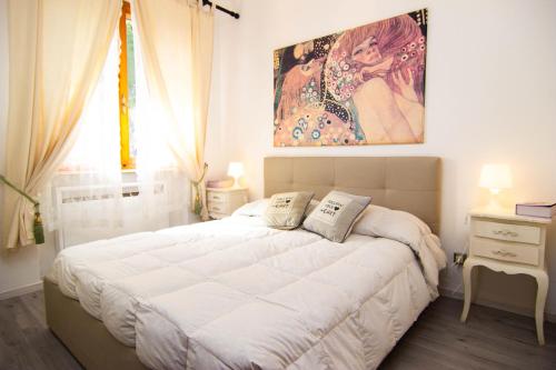 En eller flere senge i et værelse på [1km dalla Torre] Appart. con balcone e posto auto