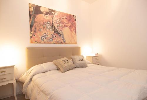 ein Schlafzimmer mit einem Bett und einem Wandgemälde in der Unterkunft [1km dalla Torre] Appart. con balcone e posto auto in Pisa