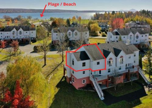an aerial view of a large house with a red triangle on it at Chaleureux condo à Magog in Magog-Orford