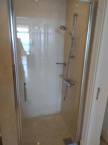 La salle de bains est pourvue d'une douche avec une porte en verre. dans l'établissement Anfi del Mar 2, à Playa de Arguineguín