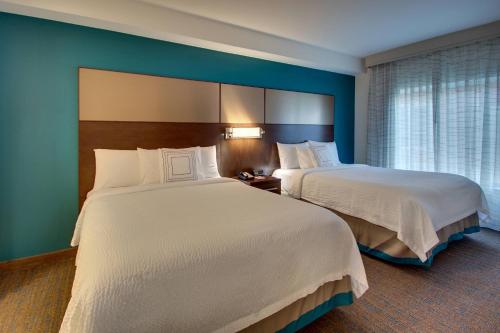 una camera d'albergo con due letti e una finestra di Residence Inn by Marriott Philadelphia Valley Forge/Collegeville a Collegeville