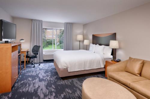 Pokój hotelowy z łóżkiem, biurkiem i kanapą w obiekcie Fairfield Inn & Suites Seattle Bellevue/Redmond w mieście Bellevue