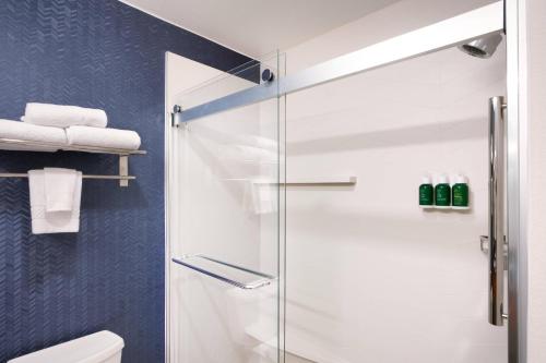 baño con ducha y puerta de cristal en Fairfield Inn & Suites Seattle Bellevue/Redmond, en Bellevue