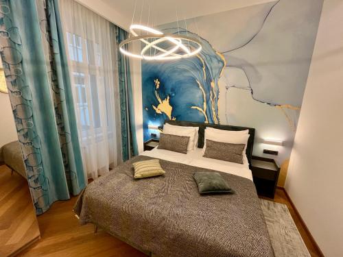 1 dormitorio con 1 cama con un mural en la pared en Street Living Hotel - Apartments en Viena