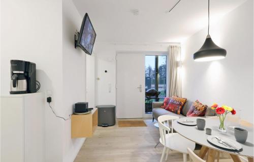 a living room with a table and a couch at Cozy Apartment In Lembruchdümmer See in Lembruch