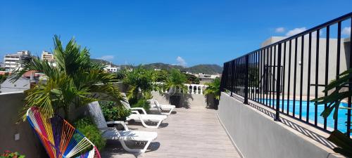 einen Balkon mit Bänken und Blick auf das Wasser in der Unterkunft Hotel San Miguel Imperial in Santa Marta
