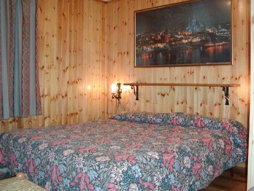 een slaapkamer met een bed in een houten muur bij Baita "Lou Tzatagni" Pialemont Champorcher - CIR VDA - PONTBOSET 0002 in Pontboset