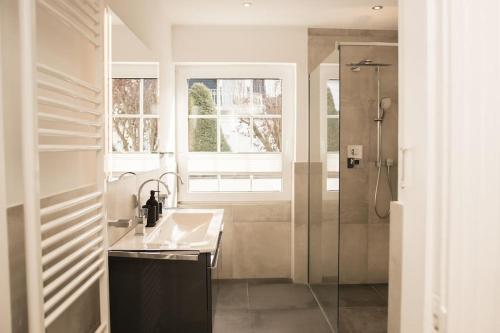 Un baño con lavabo y ducha en Appartement salt mit Südterrasse, en Timmendorfer Strand