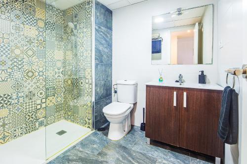La salle de bains est pourvue d'une douche et de toilettes. dans l'établissement CARTAGENAFLATS, Apartamentos Anfiteatro Romano 3C, à Carthagène