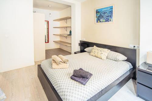 a bedroom with a bed with towels on it at CARTAGENAFLATS, Apartamentos Anfiteatro Romano 3C in Cartagena