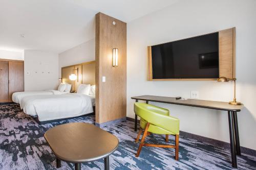 um quarto de hotel com uma cama, uma secretária e uma televisão em Fairfield Inn & Suites Rolla em Rolla