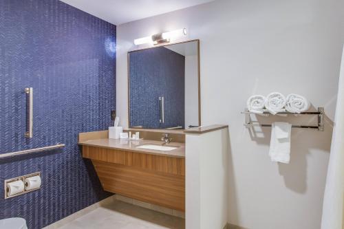 W łazience znajduje się umywalka i lustro. w obiekcie Fairfield Inn & Suites Rolla w mieście Rolla