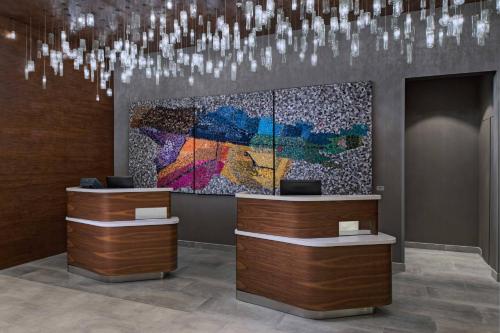 een lobby met een groot schilderij aan de muur bij Courtyard by Marriott Guatemala City in Guatemala