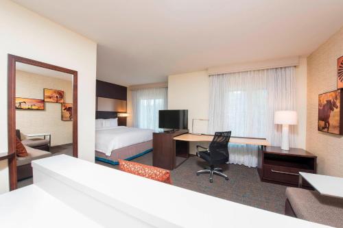 ein Hotelzimmer mit einem Bett und einem Schreibtisch in der Unterkunft Residence Inn by Marriott Houston City Place in Spring