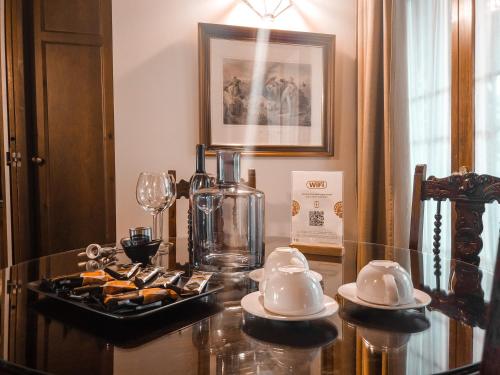 a table with a tray of food and a blender at Apartamentos en pleno centro, Aljibe Rodrigo del Campo 2C in Granada