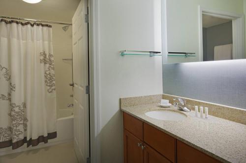y baño con lavabo y ducha. en Residence Inn Houston by The Galleria en Houston