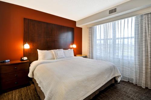 Un pat sau paturi într-o cameră la Residence Inn Saint Louis O'Fallon