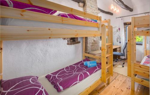 - une chambre avec 2 lits superposés dans l'établissement Villa Viera, à Buzet