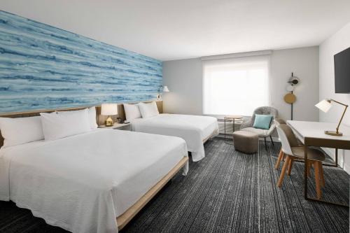 坦帕的住宿－TownePlace Suites by Marriott Tampa Casino Area，酒店客房配有两张床和一张书桌