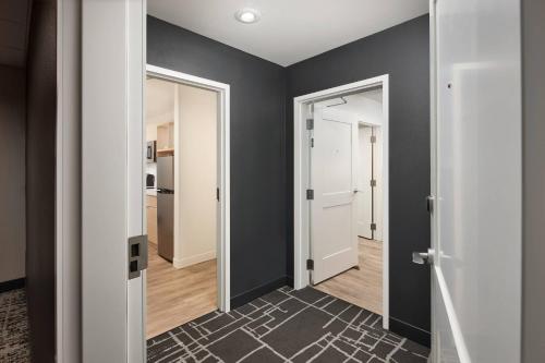 Cette chambre est dotée de murs noirs et d'un couloir avec un miroir. dans l'établissement TownePlace Suites by Marriott Tampa Casino Area, à Tampa