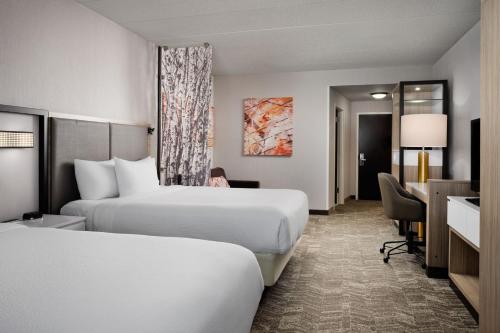 Una cama o camas en una habitación de SpringHill Suites Minneapolis-St. Paul Airport/Mall Of America