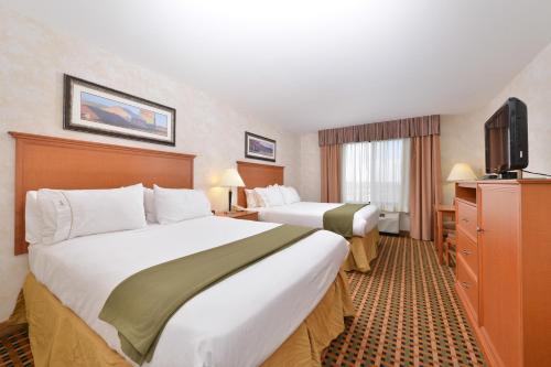 Кровать или кровати в номере Holiday Inn Express Rawlins, an IHG Hotel