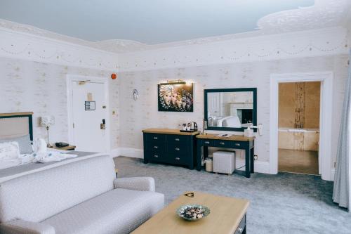 Кровать или кровати в номере Court Colman Manor