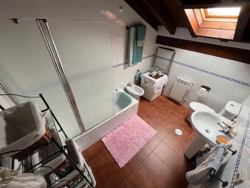 - une vue de tête sur une salle de bains pourvue d'une baignoire et d'un lavabo dans l'établissement Apartamento Las Martas, à Comillas