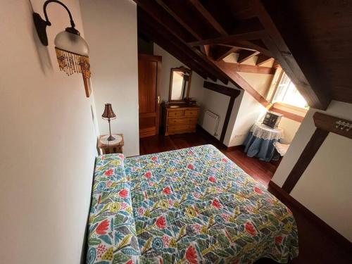 - une chambre avec un lit doté d'une couette dans l'établissement Apartamento Las Martas, à Comillas