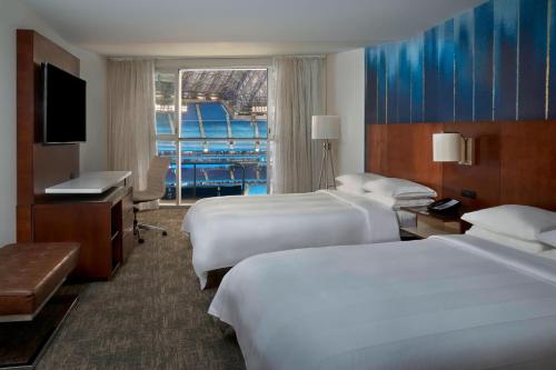 pokój hotelowy z 2 łóżkami i telewizorem w obiekcie Toronto Marriott City Centre Hotel w mieście Toronto