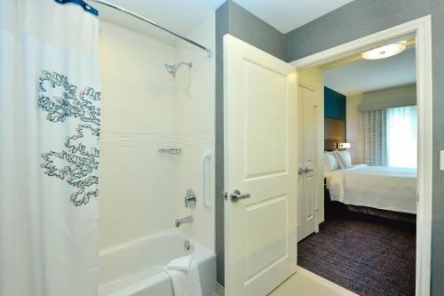 y baño con ducha y bañera. en Residence Inn by Marriott Houston Northwest/Cypress, en Cypress