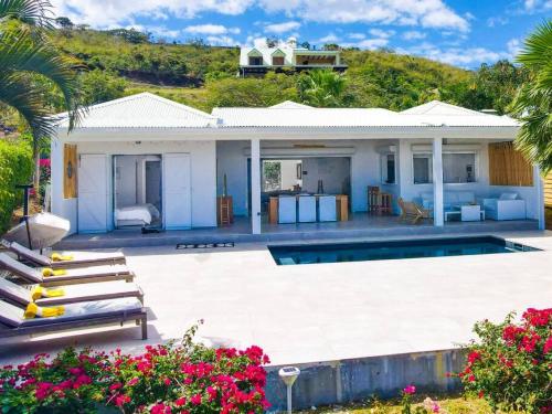 eine Villa mit einem Pool und einem Haus in der Unterkunft Villa les Yuccas, private pool, 5 min from Grand Case in Saint Martin