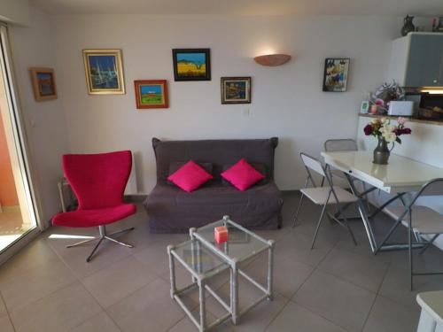 un salon avec un canapé et une table dans l'établissement Appartement de 35m² avec Terrasse de 14m² en Front de Mer, Sète - FR-1-472A-254, à Sète