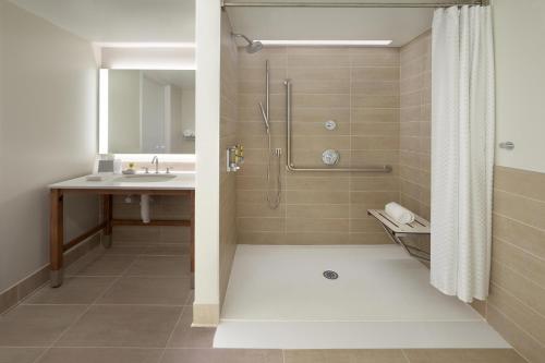 La salle de bains est pourvue d'une douche et d'un lavabo. dans l'établissement Element Toronto Airport, à Mississauga