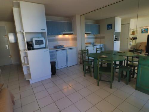 2 Pièces avec Terrasse 11m² à Sète - Résidence avec Piscine et WIFI - FR-1-472A-259