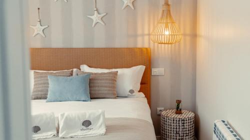 una camera da letto con un letto con stelle sul muro di Shellter Apartments by the sea a Vieira de Leiria