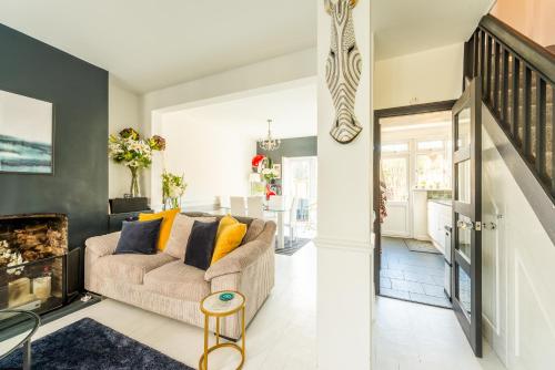 uma sala de estar com um sofá e uma lareira em Pass the Keys Stunning House in Walthamstow em Londres